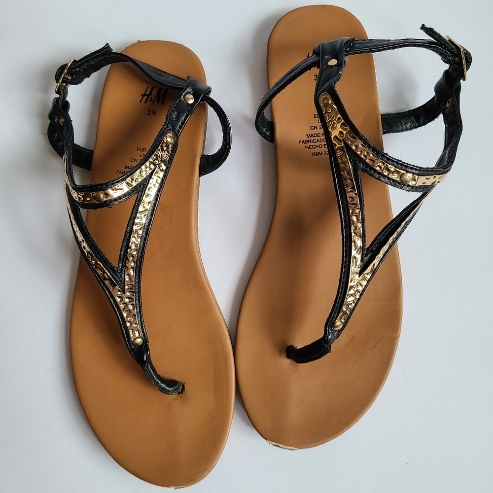 H&M size 8 black and gold metal detail side buckle sandal. Vacation summer pool